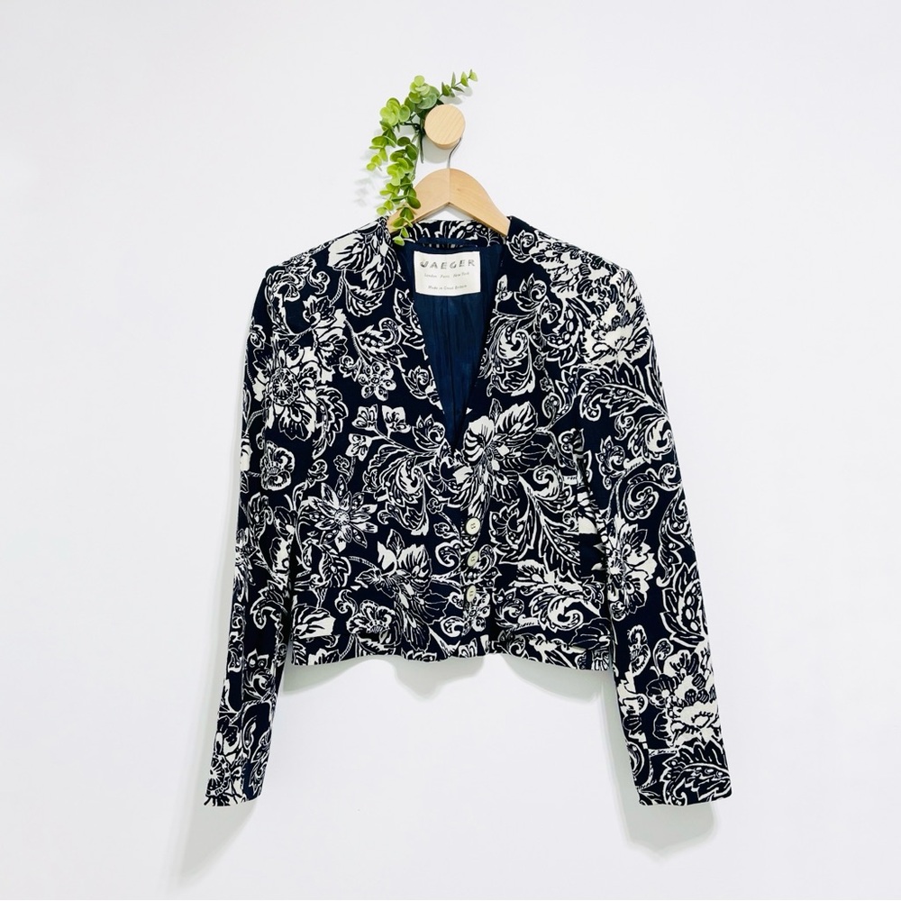 Vintage Jaeger 100% Pure Wool Cropped Navy & Cream Floral Blazer Jacket - Picture 2 of 11